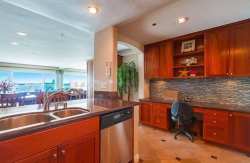 Crown Point Condo | Bayfront Balcony, beach access, parking, bikes