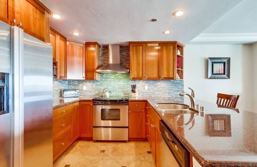 Crown Point Condo | Bayfront Balcony, beach access, parking, bikes