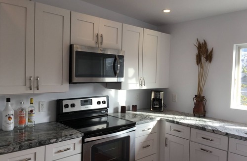 Cherry Grove House | Bayfront Beach Fun! – 3BR/3 Ensuite + Hot Tub