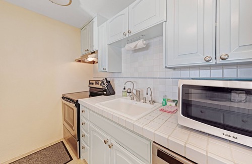 Newport Condo | Bayfront Condo with Spectacular Views & a Shared Gym