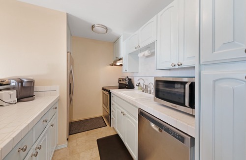 Newport Condo | Bayfront Condo with Spectacular Views & a Shared Gym