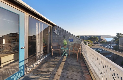 Newport Condo | Bayfront Condo with Spectacular Views & a Shared Gym