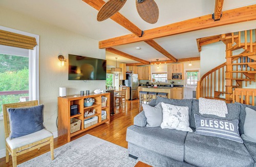 Vaughn House | Bayfront Home w/Private Beach in Vaughn!