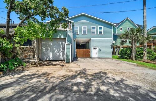 San Leon House | Bayfront Home with Private Pool, Pier, and Firepit