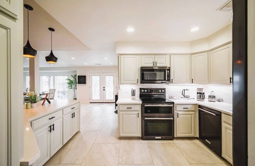 Nassau Bay House | Bayfront Luxury Oasis w Pool, Fishing - NASA Kemah