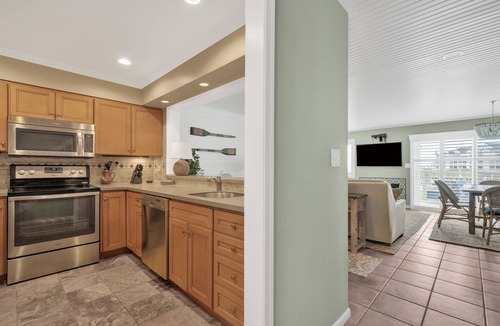 Heron Harbour Isle House | Bayfront, Newly Renovated 3BR + Den Townhome - Quiet, Pool, Boat Slip, Fireworks