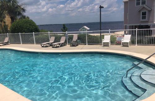 Innerarity Townhomes House | Bayfront Paradise-Steps to Sand Pool Kayaking