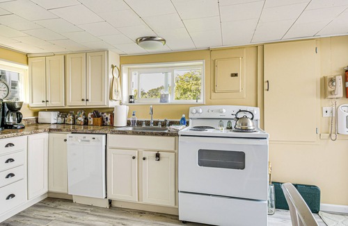 Red Creek Cottage | Bayfront Red Creek Vacation Rental w/Boat Dock!