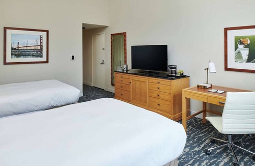 Berkeley Hotel | Bayfront Stay Near Berkeley Marina + Dining & Pool