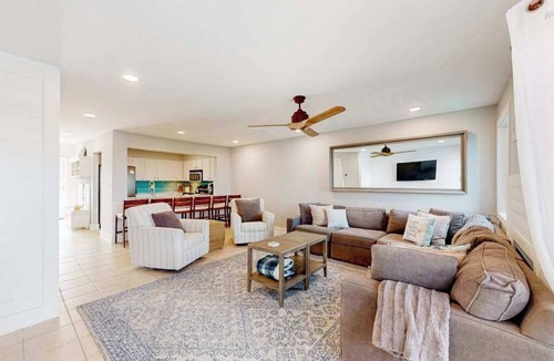 Heron Harbour Isle Condo | Bayfront townhome with 3 balconies, a shared pool & only 5 blocks to the beach
