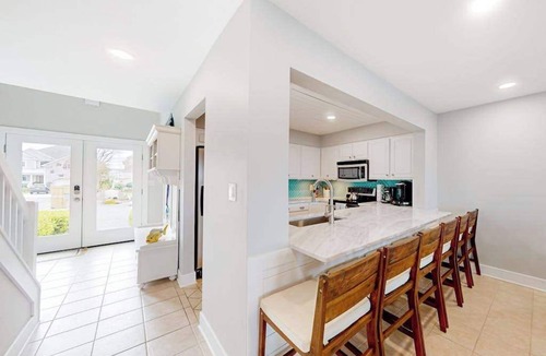 Heron Harbour Isle Condo | Bayfront townhome with 3 balconies, a shared pool & only 5 blocks to the beach