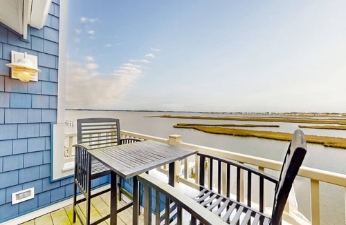 Heron Harbour Isle Condo | Bayfront townhome with 3 balconies, a shared pool & only 5 blocks to the beach