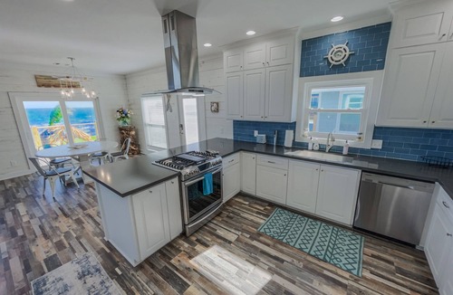 San Leon House | Bayfront Trio House w/Hot Tub + Private Pier