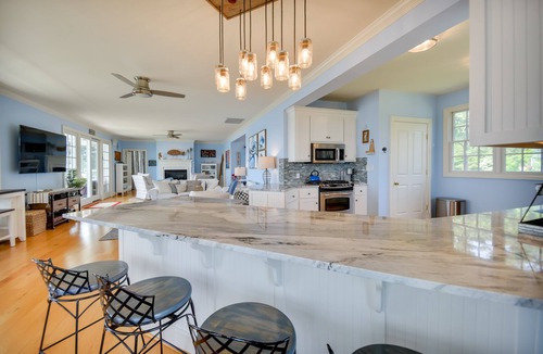 White Stone House | Bayfront White Stone Escape w/Private Beach!