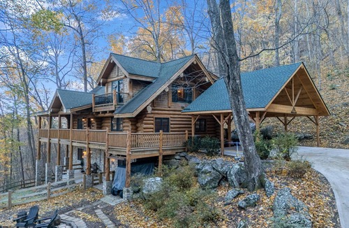 Lake Lure Cabin | BayKnot Lodge -Dog Friendly, Rumbling Bald resort included, pool table, privacy!