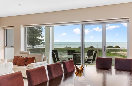 Victor Harbor Apartment | Bayline On The Beachfront + WIFI