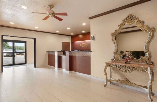 Clute Hotel | Baymont by Wyndham Clute