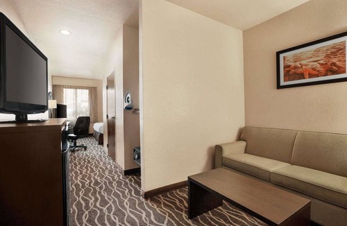 Clute Hotel | Baymont by Wyndham Clute