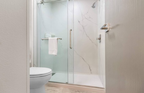 Arlington Hotel | Baymont by Wyndham Arlington At Six Flags Dr