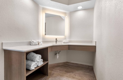 Arlington Hotel | Baymont by Wyndham Arlington At Six Flags Dr