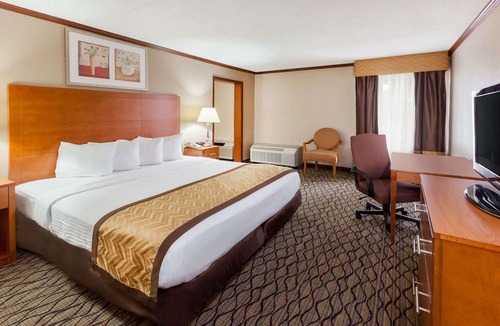 Auburn Hills Hotel | Baymont by Wyndham Auburn Hills