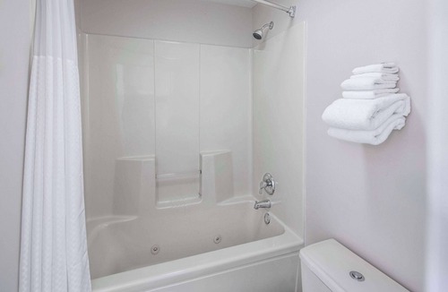 Cleveland Hotel | Baymont by Wyndham Cleveland