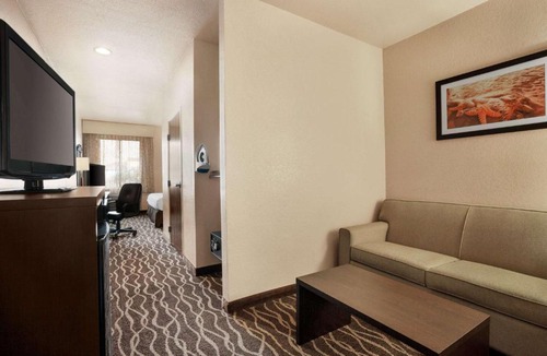 Clute Hotel | Baymont by Wyndham Clute Lake Jackson