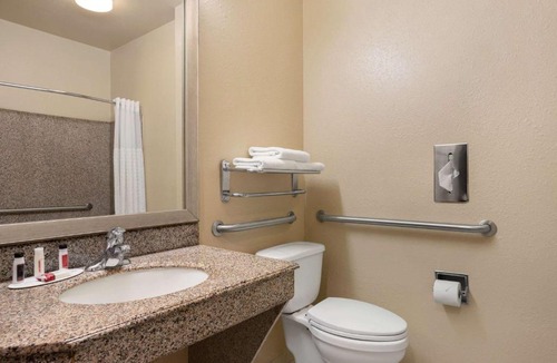 Clute Hotel | Baymont by Wyndham Clute Lake Jackson