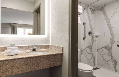 Emporia Hotel | Baymont By Wyndham Emporia Va