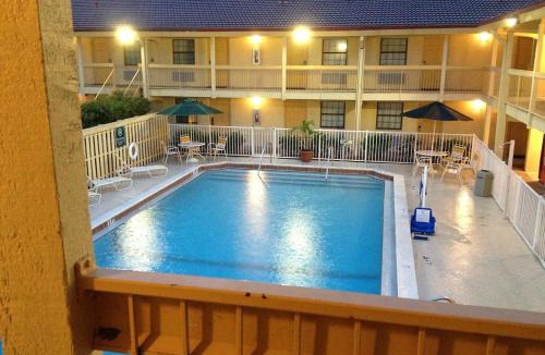Fort Myers Hotel | Baymont by Wyndham Fort Myers Central