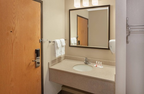 Galesburg Hotel | Baymont by Wyndham Galesburg