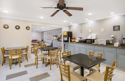 Gurnee Hotel | Baymont by Wyndham Gurnee