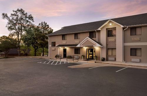 Hearne Hotel | Baymont by Wyndham Hearne