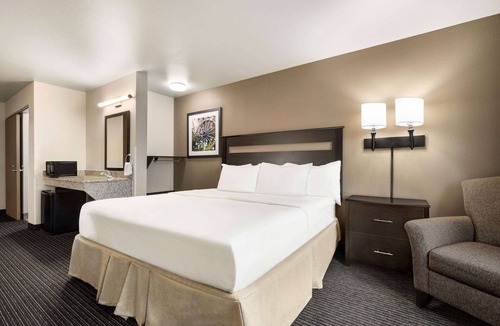 Hearne Hotel | Baymont by Wyndham Hearne