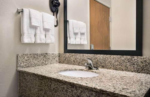 Hearne Hotel | Baymont by Wyndham Hearne