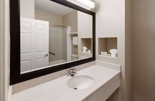US 290 Hotel | Baymont by Wyndham Houston Brookhollow