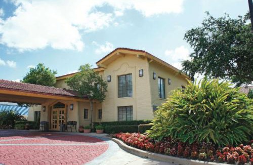 La Porte Hotel | Baymont by Wyndham Houston La Porte