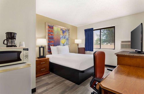Hutchinson Hotel | Baymont by Wyndham Hutchinson