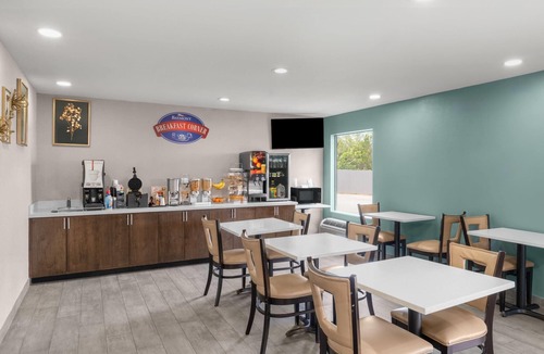Iowa Hotel | Baymont by Wyndham Iowa Lake Charles