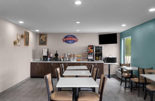Iowa Hotel | Baymont by Wyndham Iowa Lake Charles