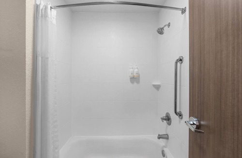 Iowa Hotel | Baymont by Wyndham Iowa Lake Charles