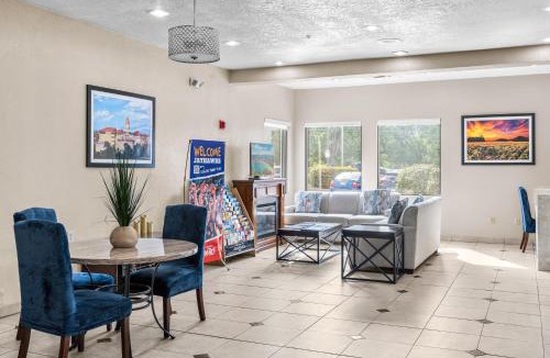 Hillcrest Hotel | Baymont by Wyndham Lawrence