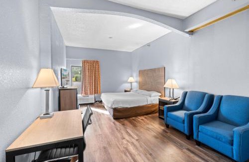 Hillcrest Hotel | Baymont by Wyndham Lawrence