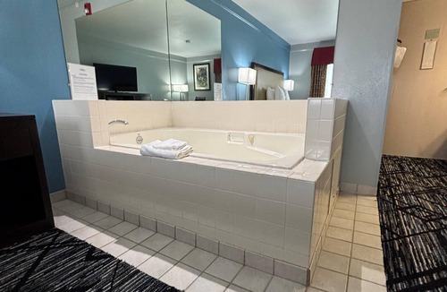 Litchfield Hotel | Baymont by Wyndham Litchfield