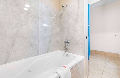 Muncie Hotel | Baymont by Wyndham Muncie Near Ball State University