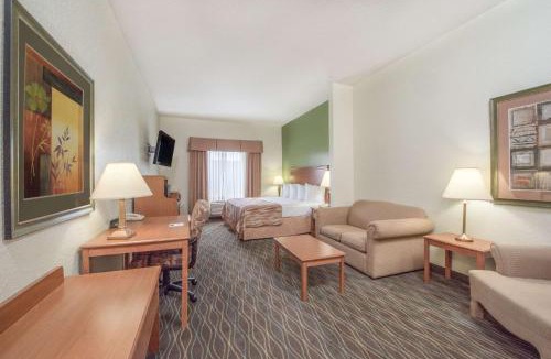 Pearsall Hotel | Baymont by Wyndham Pearsall