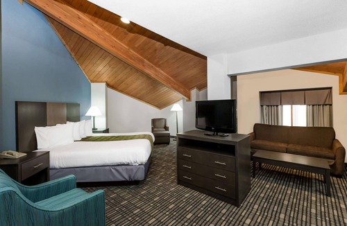 Pella Hotel | Baymont by Wyndham Pella