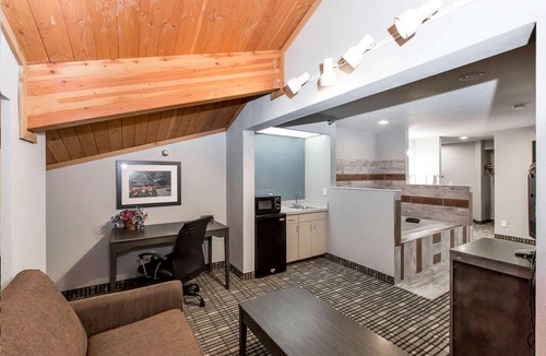 Pella Hotel | Baymont by Wyndham Pella