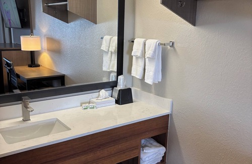 Petoskey Hotel | Baymont by Wyndham Petoskey