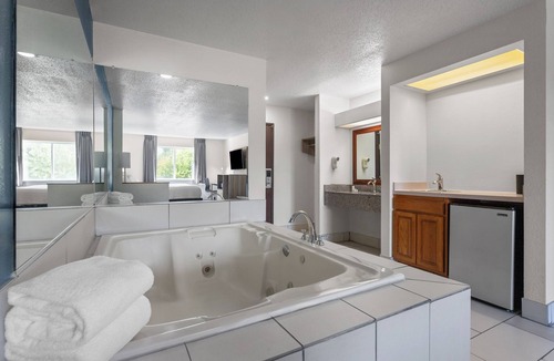 Piqua Hotel | Baymont by Wyndham Piqua